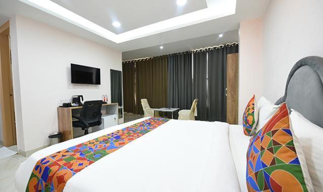 Immense Residency Hotel Faridabad Eksteriør billede